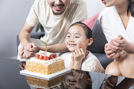 一家三口庆生许愿高清图片