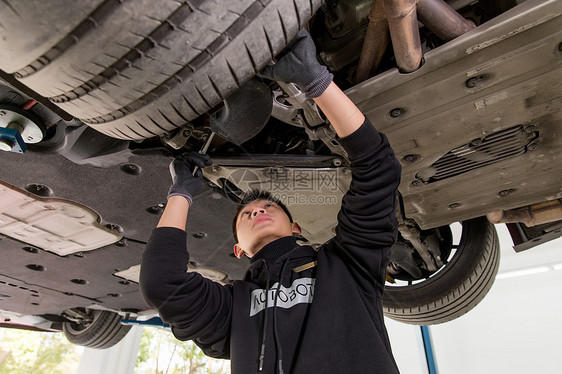 修理工人检查汽车轮胎图片