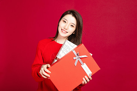 红衣服女生拿着礼物盒图片