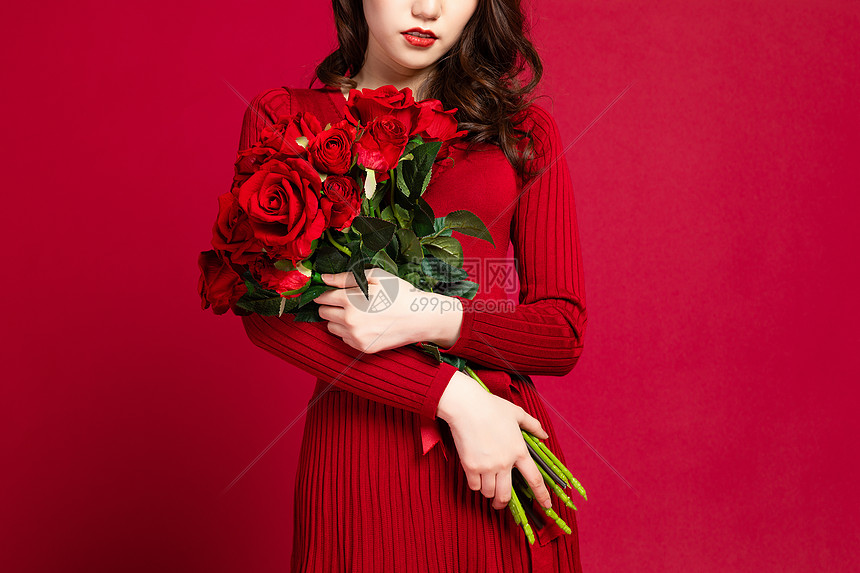 美女抱着玫瑰花