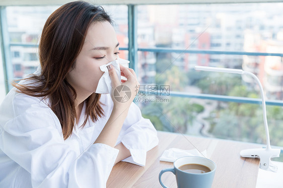 居家女性感冒不适图片