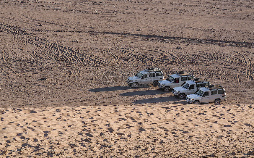 撒哈拉沙漠吉普车队图片