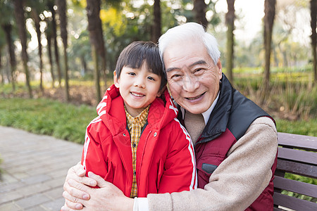 祖孙情爷爷和孙子依偎高清图片