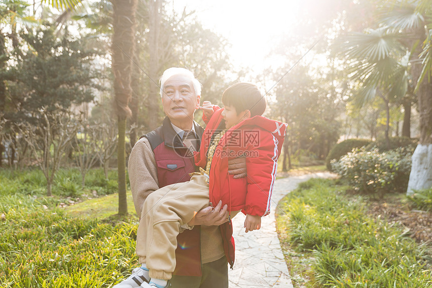 祖孙情夕阳下爷爷抱孙子图片