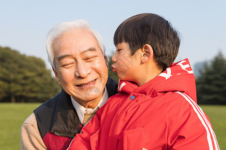 爷爷抱着孙子图片