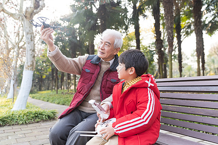 祖孙情爷爷陪孙子玩遥控飞机图片