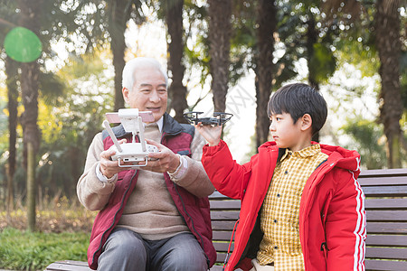 祖孙情爷爷陪孙子玩遥控飞机图片