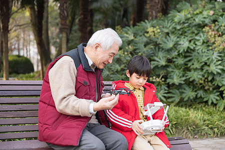 儿童游乐祖孙情爷爷陪孙子玩航模背景