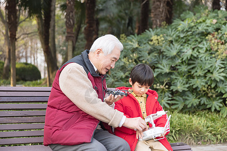 祖孙情爷爷陪孙子玩航模高清图片