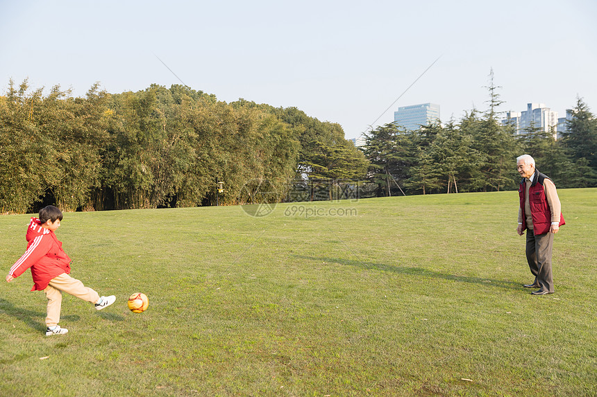 祖孙情爷爷陪孙子踢足球