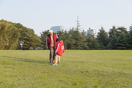 爷爷和孙子祖孙情爷爷陪孙子踢足球背景