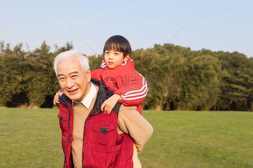 祖孙情爷爷背孙子