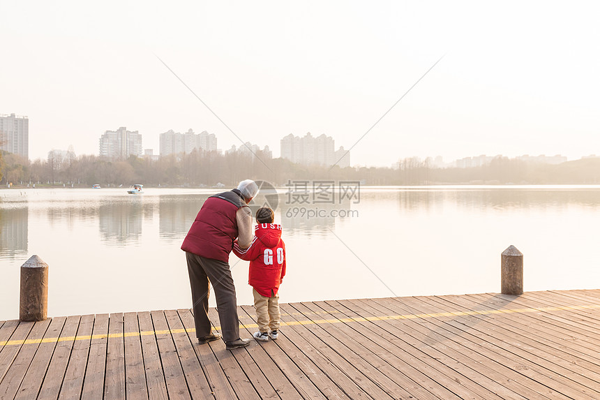 祖孙情夕阳下爷爷牵孙子背影图片