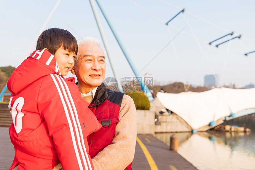 祖孙情夕阳下爷爷抱孙子看风景图片