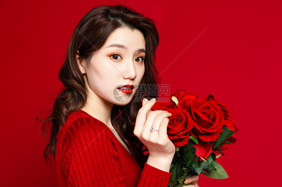 女生手拿玫瑰花比心女生姓的名林图片