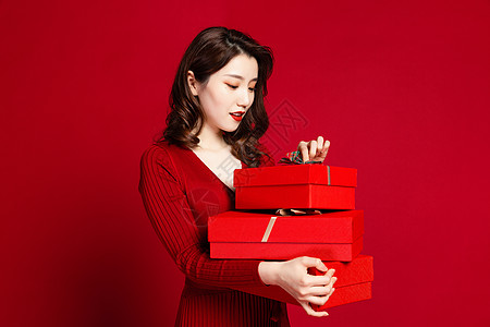 时尚女性手捧礼品盒背景