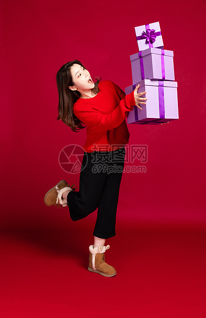 女生抱着礼物盒庆祝图片