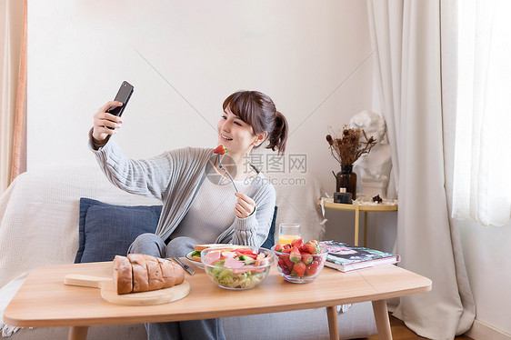 居家女性吃早餐自拍图片