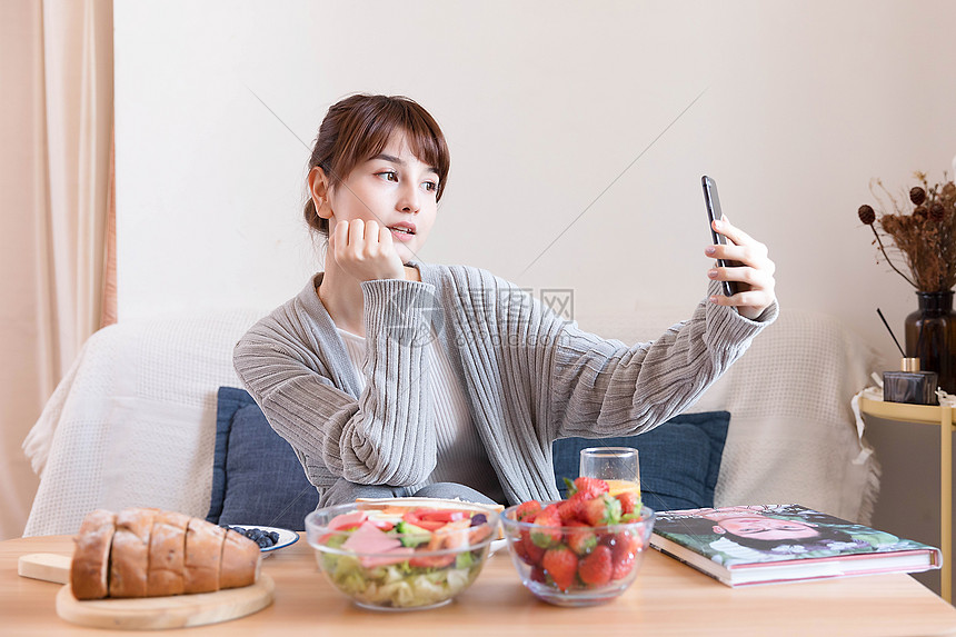 居家女性吃早餐自拍图片