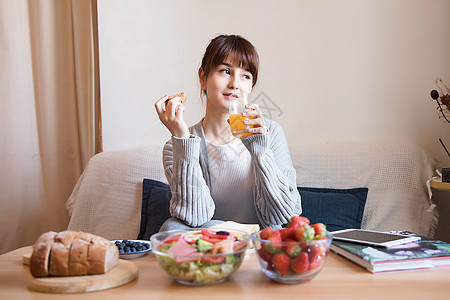 居家女性吃早餐图片