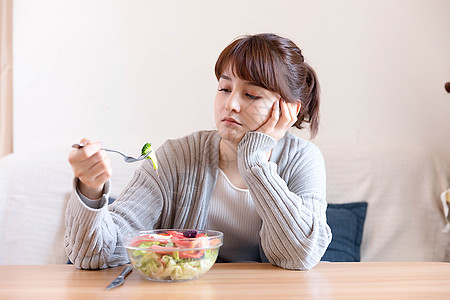 居家女性抗拒吃沙拉图片