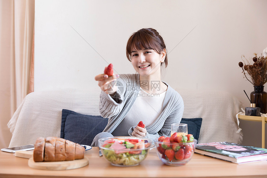 居家女性吃水果图片