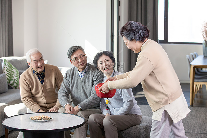 老年人聚会煲汤图片