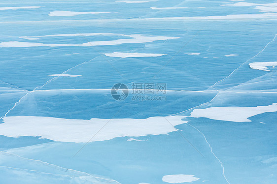 结冰的蓝色湖面图片