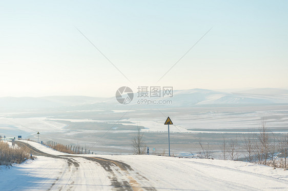 曲折蜿蜒的雪地公路图片