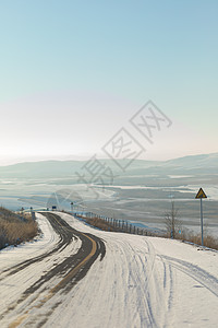 曲折蜿蜒的雪地公路背景图片