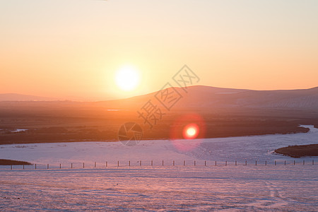 雪原温暖夕阳日落高清图片