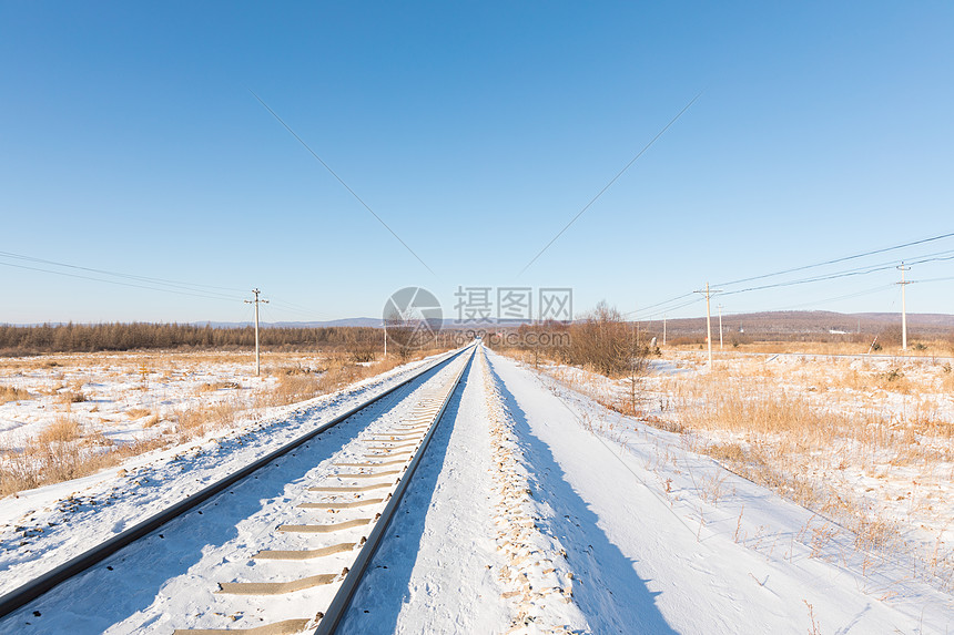 下雪的火车轨道图片