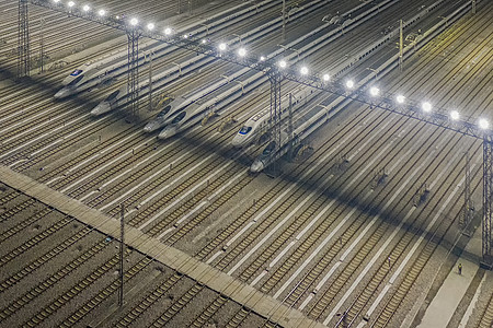 俯瞰春运期间高铁站进站的动车图片