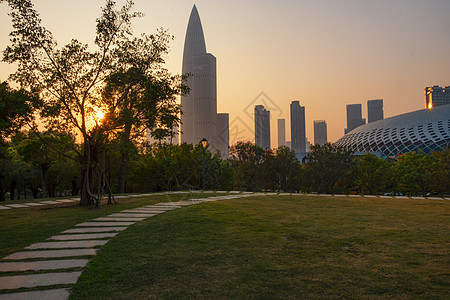 夕阳下的深圳地标建筑春笋大楼图片