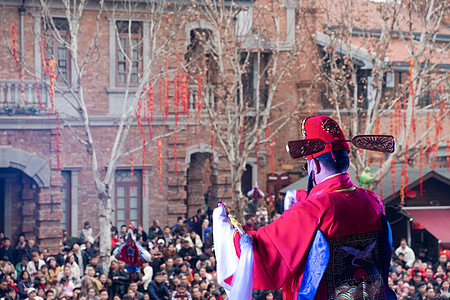 春节看财神表演的人群背景图片