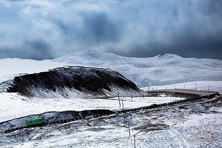 雪天行驶在公路上的客车背景图片