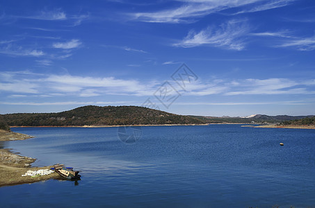 花山岩画云南曲靖花山湖冬景背景