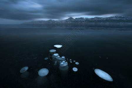 塞里木湖冰泡湖背景