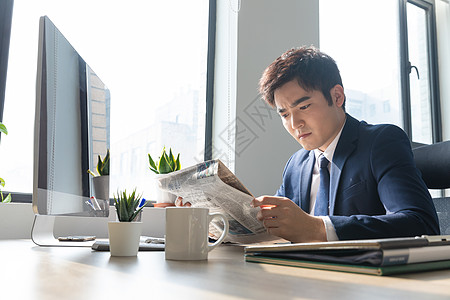 商务男士办公室看报纸背景