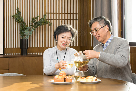 老年夫妇喝茶聊天图片