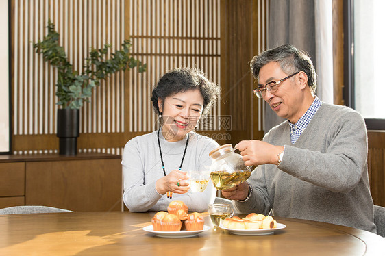 老年夫妇喝茶聊天图片