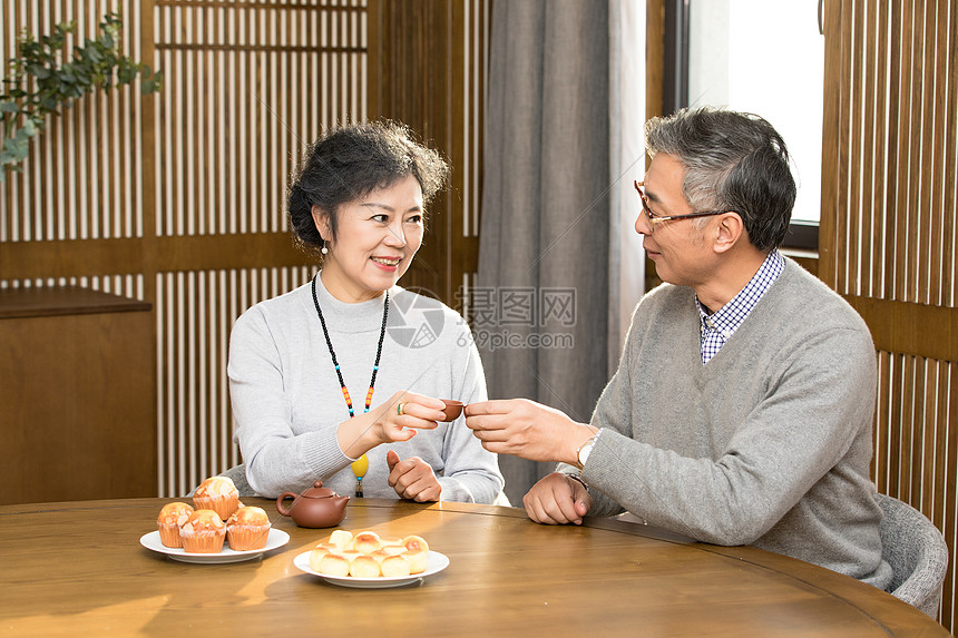 老年夫妇喝茶聊天图片