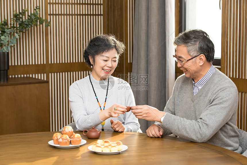 老年夫妇喝茶聊天图片