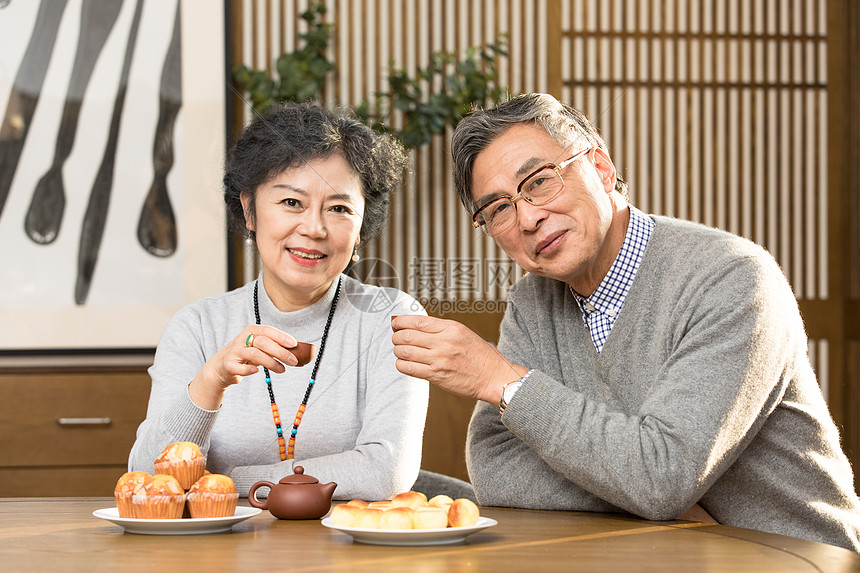 老年夫妇喝茶聊天图片