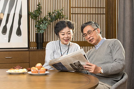 老人看报纸老年夫妻看报纸背景