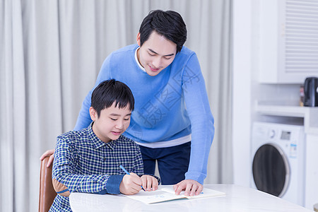 学习的孩子爸爸辅导儿子做作业背景