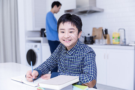 居家男孩学习图片