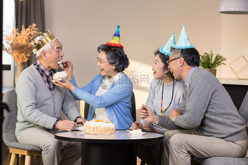 老年朋友相聚庆祝生日图片