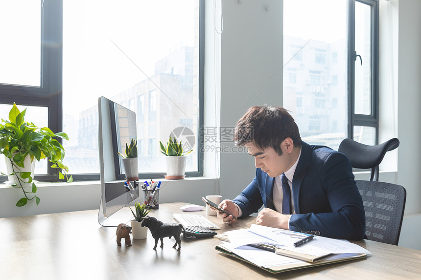 商务男士办公室工作图片