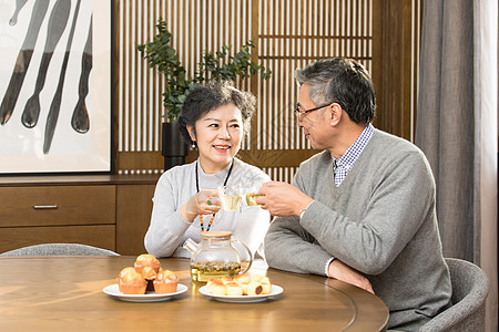 老年夫妻喝茶聊天图片